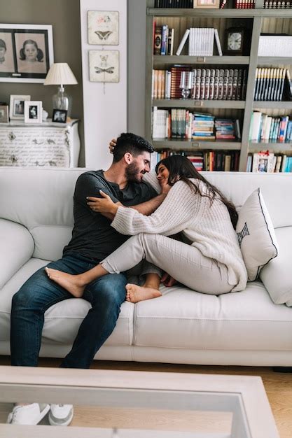 joven follando|Una pareja joven haciendo el amor: video de stock  .